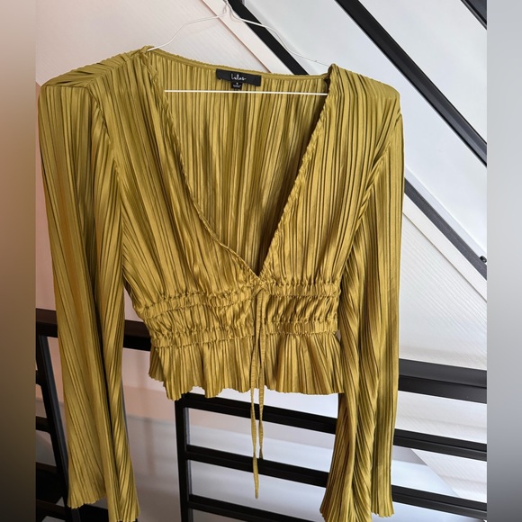 Green slightly cropped v neck top. - Picture 1 of 1